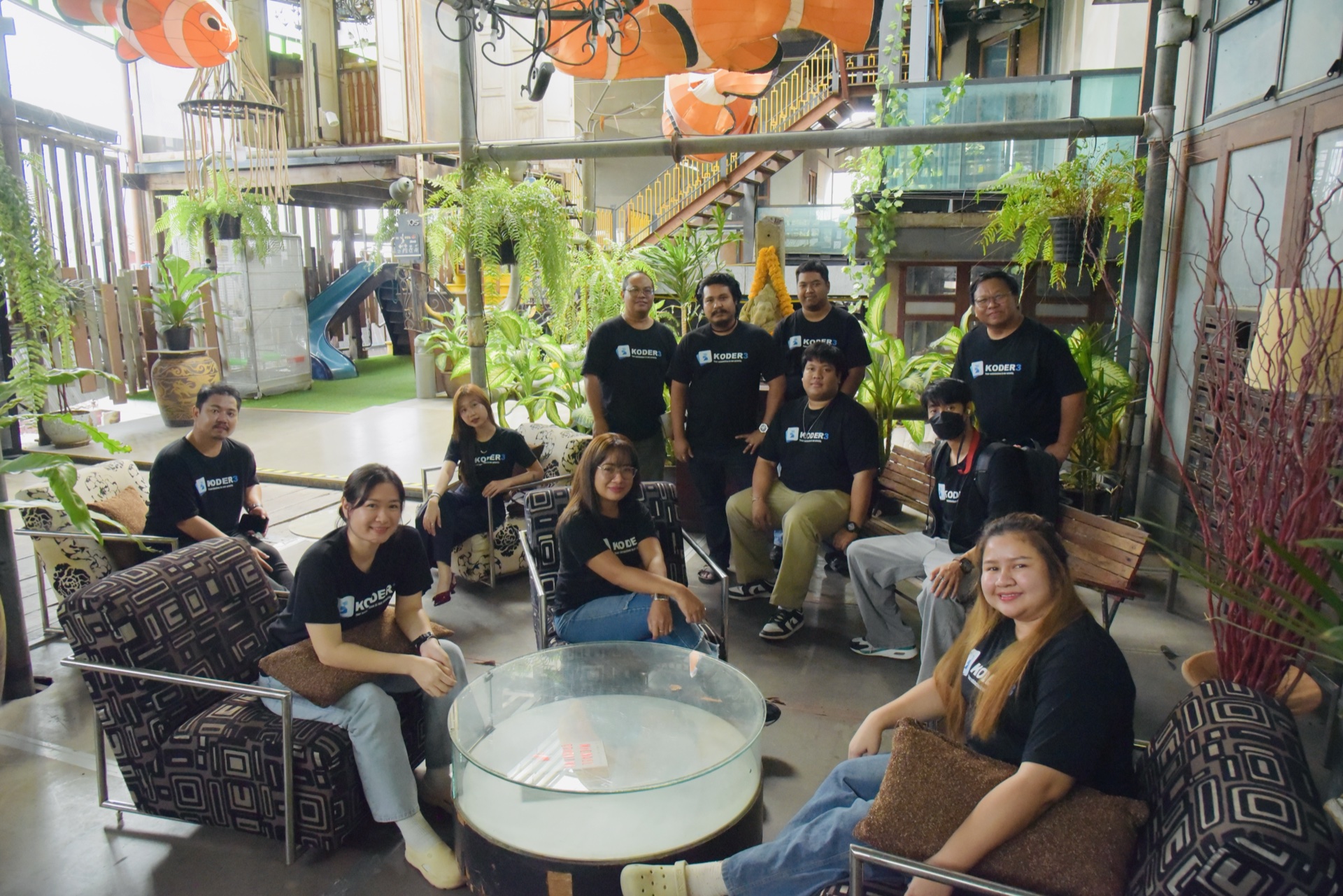 บรรยากาศการทำงานของทีม KODER3 - พื้นที่ทำงานที่สร้างสรรค์และเป็นมิตร