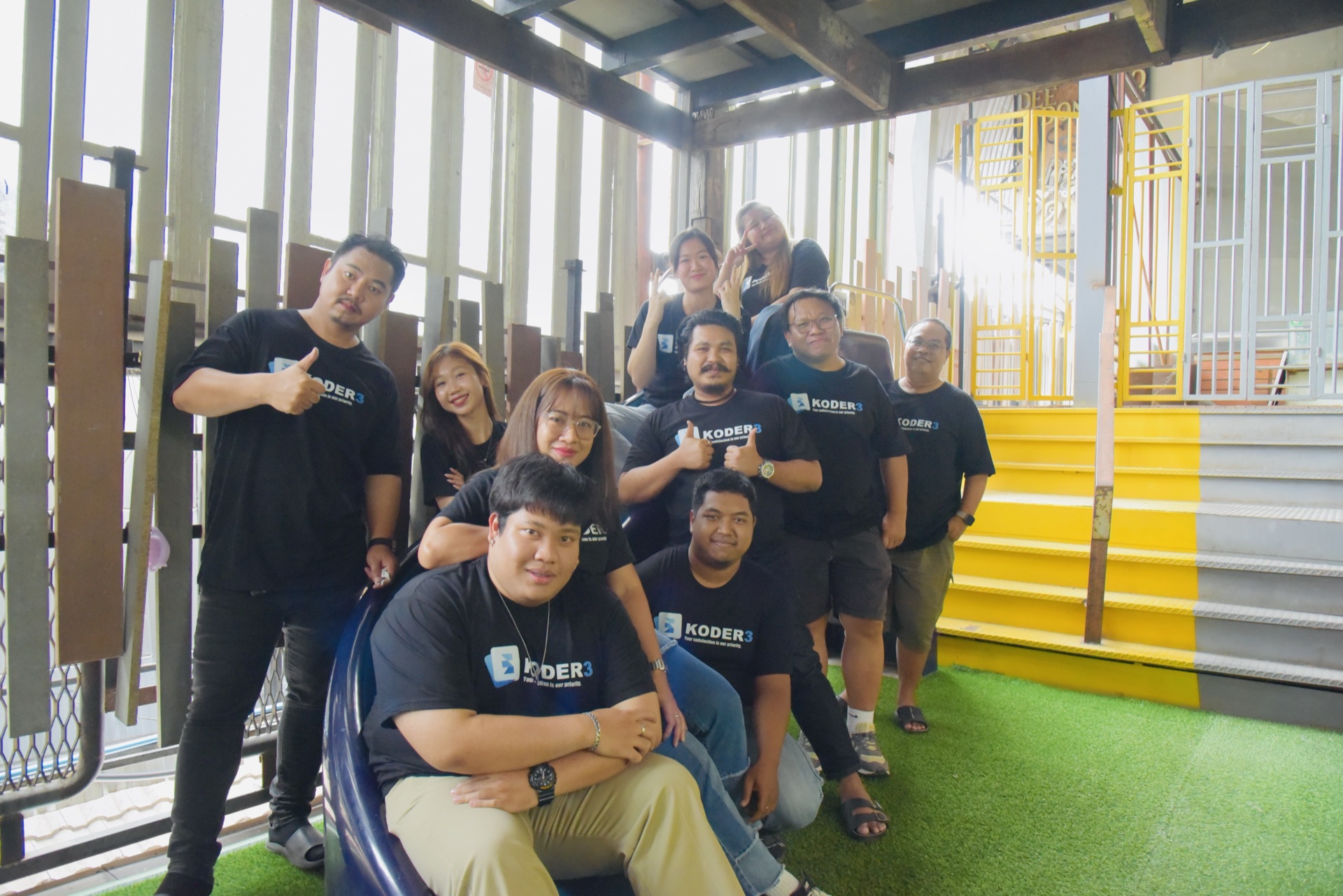 บรรยากาศการทำงานที่เป็นมิตรและสนุกของทีม KODER3 - สถานที่ทำงานที่สร้างแรงบันดาลใจ